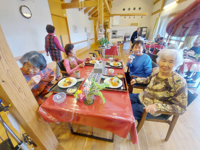 「えっ！お子様ランチ」と言いつつ、この笑顔