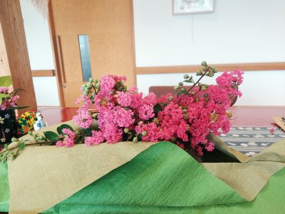 緑色の和紙を使用し、デコレーションしていきます。