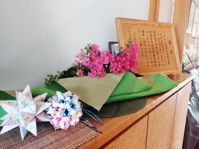 玄関に入居者様家族から頂いた紙細工と共に、飾らせていただいています。