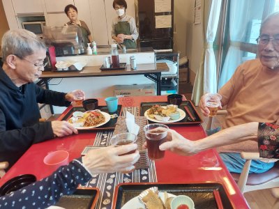 こちらのテーブルもそれぞれの飲み物で乾杯！
