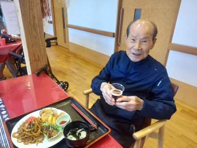カメラ目線で笑顔です