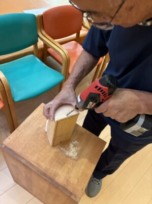穴あけ中