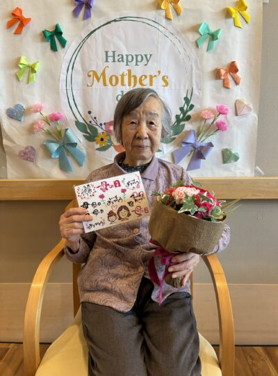 花と一緒に記念撮影