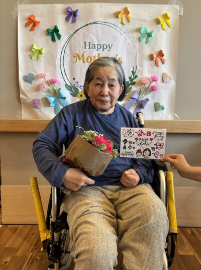 花と一緒に記念撮影