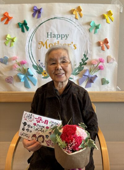 花と一緒に記念撮影