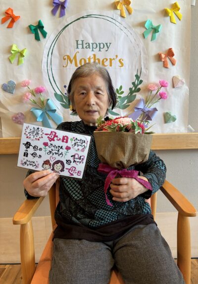 花と一緒に記念撮影