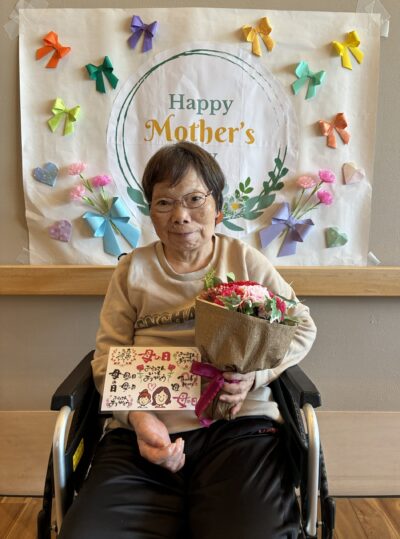 花と一緒に記念撮影