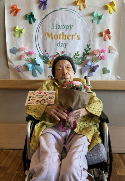 花と一緒に記念撮影