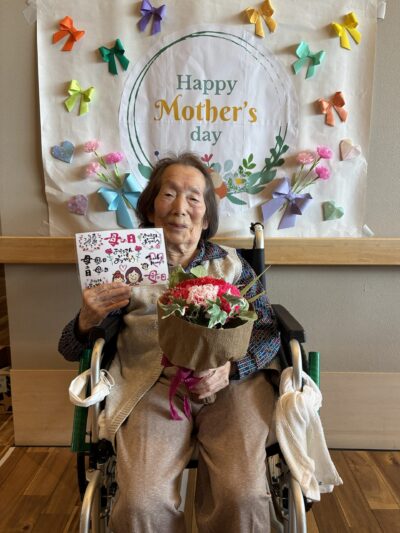 花と一緒に記念撮影
