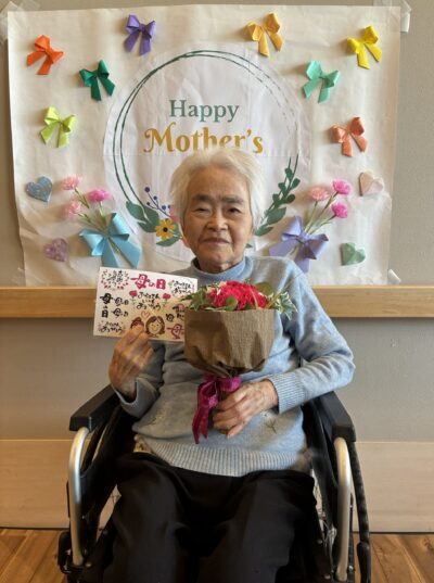 花と一緒に記念撮影
