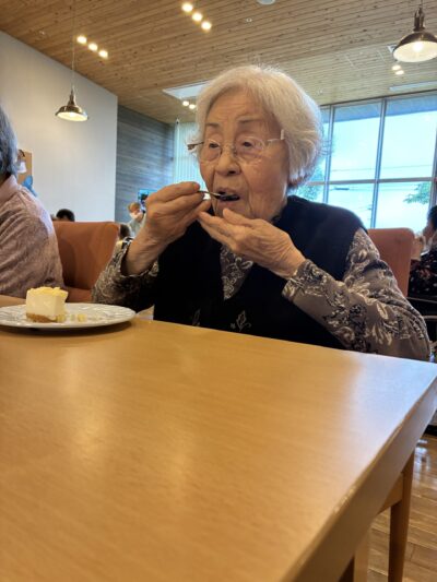 甘~いスイーツを食べて皆さんでお祝いしました