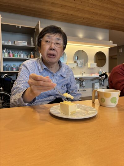 甘~いスイーツを食べて皆さんでお祝いしました