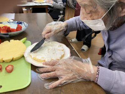 生クリームを塗ってイチゴを挟む工程は、利用者様に手伝ってもらいました