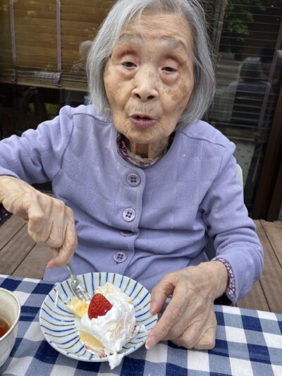 ケーキの前に記念撮影