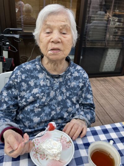 ケーキの前に記念撮影