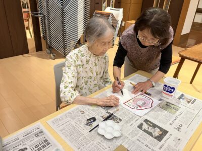 各自好きなお手本を選ばれて、集中して書き始められました。