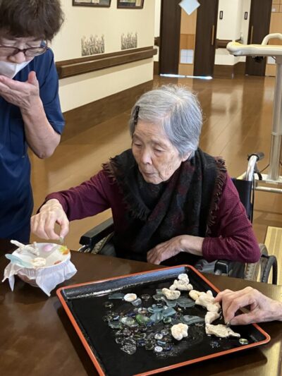 サンゴを乗せていく様子
