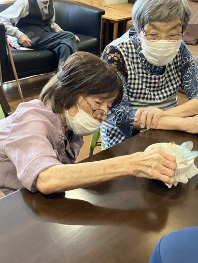 サンゴを乗せていく様子