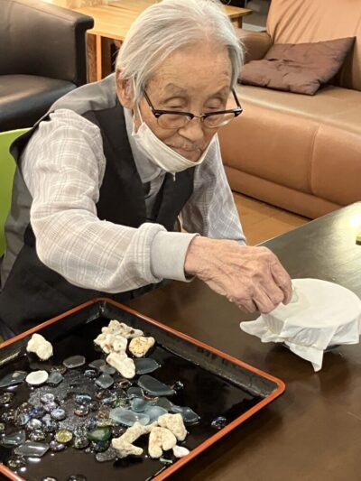 サンゴを乗せていく様子