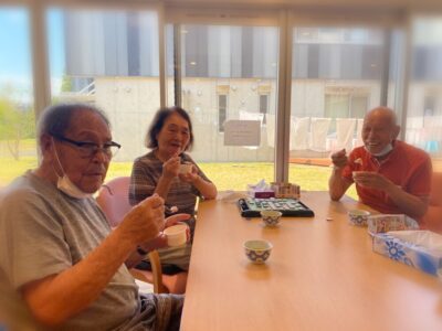同じテーブルを囲んで「おいしいね」