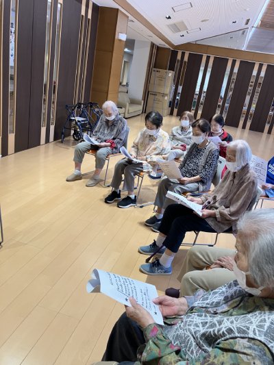 踊るご利用者様を含む会場全体の様子