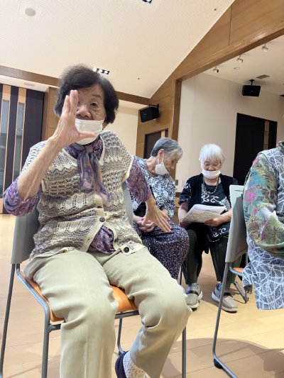 ピアノ伴奏に合わせて歌うご利用者様の様子