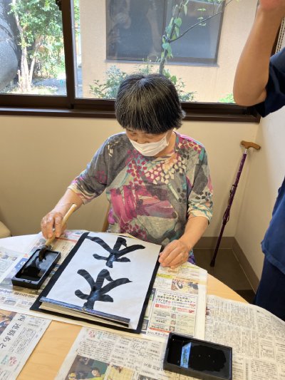 漢字を書くご利用者様の様子