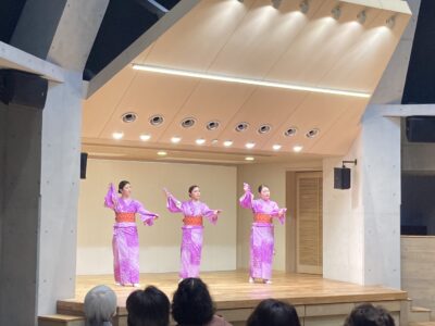 優雅な舞を披露