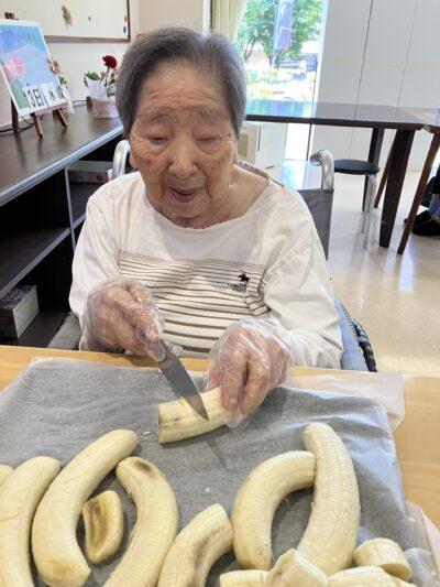 バナナのカットをされているご様子