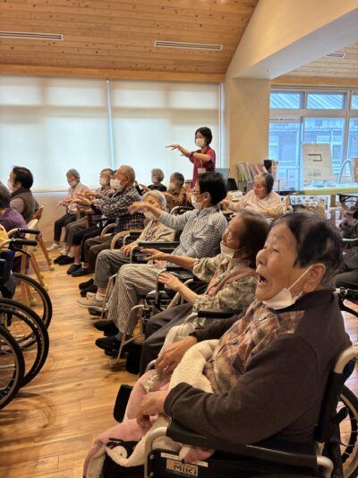 座ったまま出来る体操や手足を動かす運動でリフレッシュ