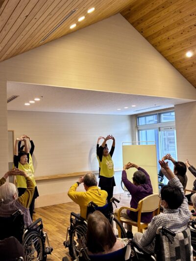 皆さまと一緒に歌を歌って、体を動かしました