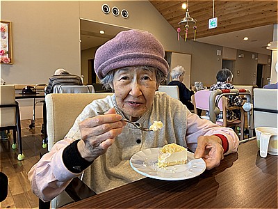 甘~いスイーツを食べて皆さんでお祝いしました