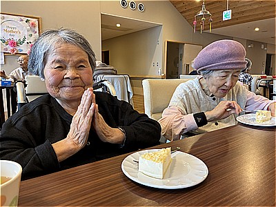 甘~いスイーツを食べて皆さんでお祝いしました