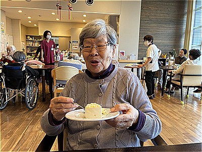 甘~いスイーツを食べて皆さんでお祝いしました