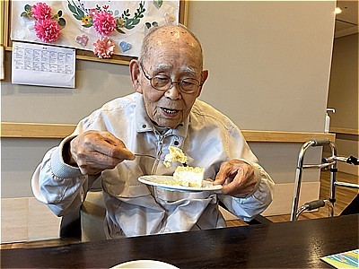 甘~いスイーツを食べて皆さんでお祝いしました