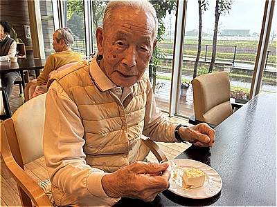 甘~いスイーツを食べて皆さんでお祝いしました