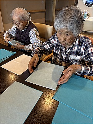 丁寧に花びらを作成中