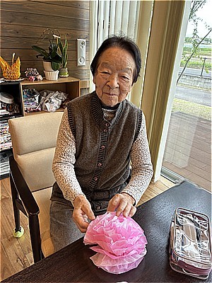 丁寧に花びらを作成中