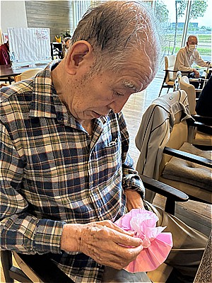 丁寧に花びらを作成中