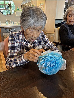 丁寧に花びらを作成中