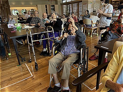 R8年7月　介護施設で真夏のカラオケ大会