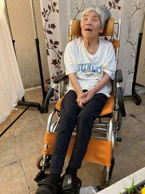 中庭に咲いているお花を眺めながら