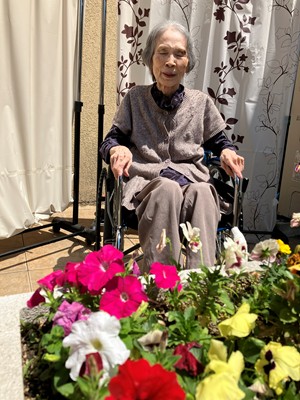 中庭に咲いているお花を眺めながら