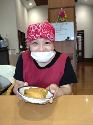 笑顔でキャッキャしながらお稲荷さんをつめていきました